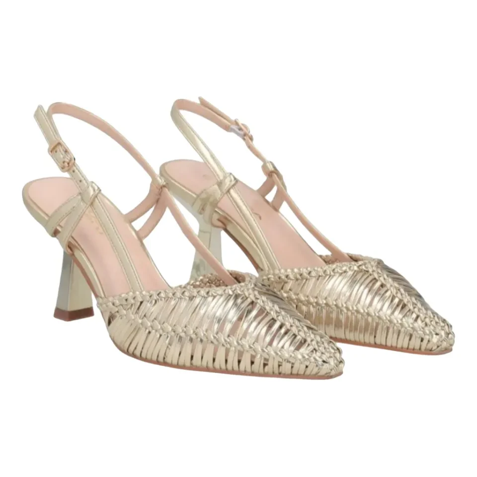 Intreccio sulla tomaia delinea la silhouette di queste slingback oro griffate Tosca Blu. L’attenzione per i dettagli la fa da padrone con un tacco a rocchetto di 8 cm che le rende perfette per chi vuole slanciare la figura senza rinunciare alla comodità. Un sandalo elegante e senza tempo che ti accompagnerà con stile anno dopo anno facendoti risplendere ad ogni passo.