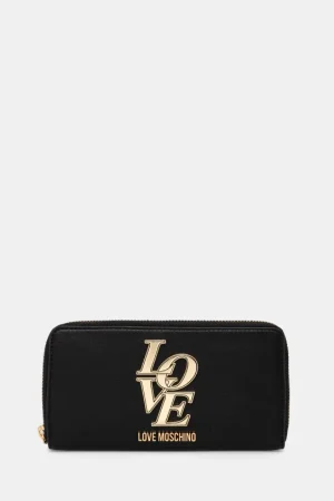 Love Moschino portafoglio grande. Realizzato in pelle sintetica.
- Chiusura a zip.
- Compartimento per banconote.
- Tasca portamonete con zip.
- Scomparti per carte.
- In scatola con marchio.
- Numero di scomparti per carte: 8.
- Taglia: 19 x 10 cm.
ID prodotto: PPYA-PFD05F_99X
Codice del fabbricante: JC5664PP1