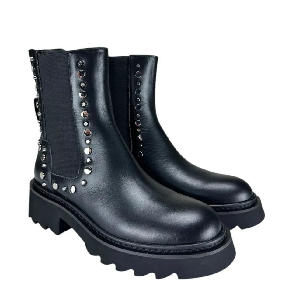 Stivaletto in pelle con borchie